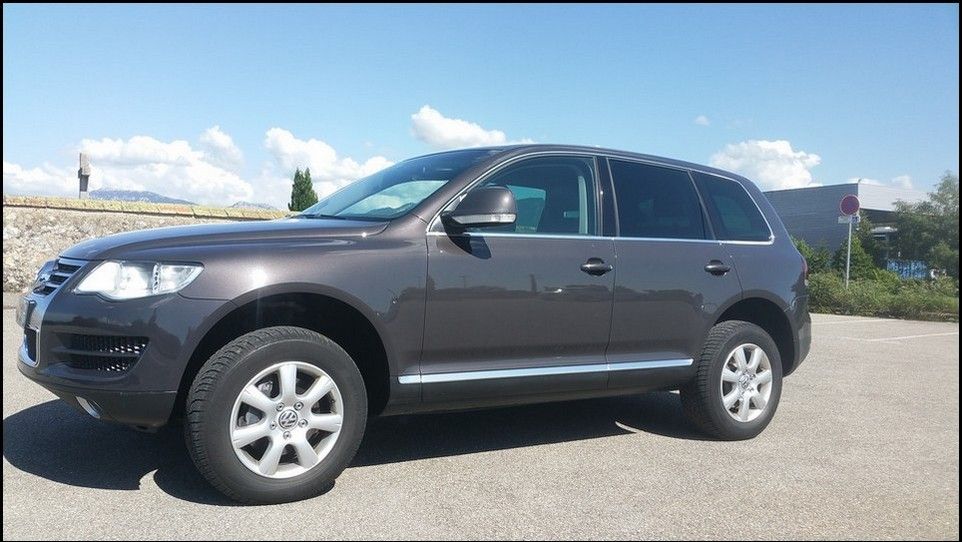 Volkswagen Touareg inspection left view