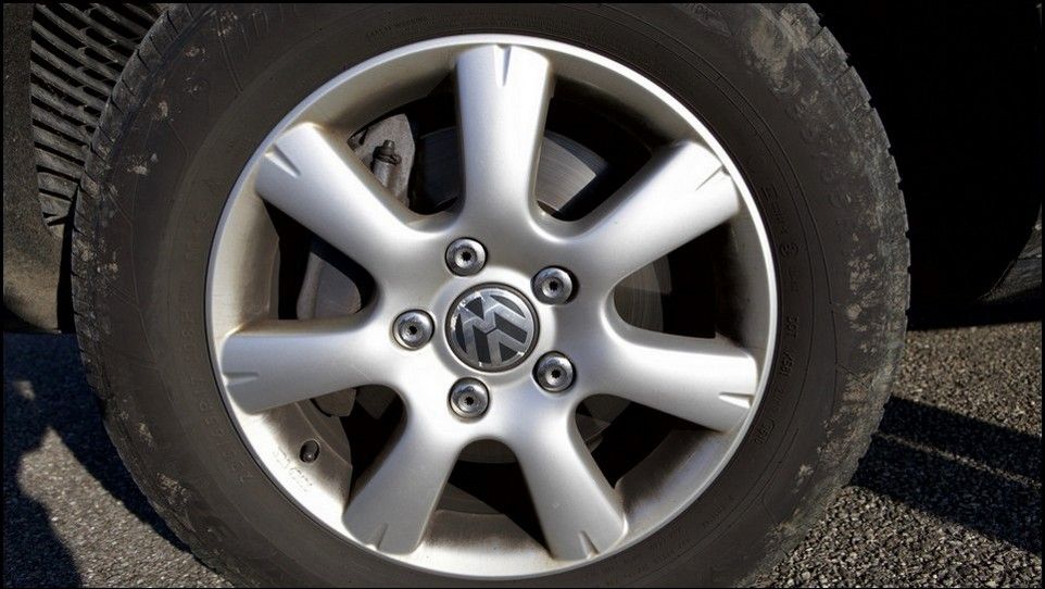 Volkswagen Touareg inspection front right tyre and rim