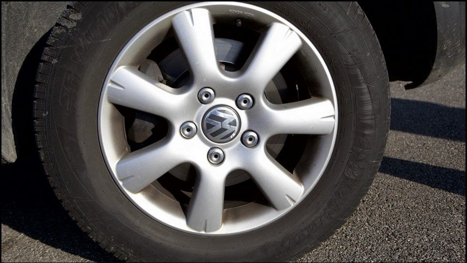 Volkswagen Touareg inspection front left tyre and rim