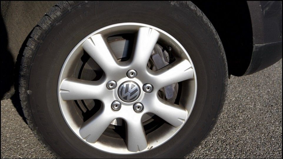 Volkswagen Touareg inspection rear right tyre and rim