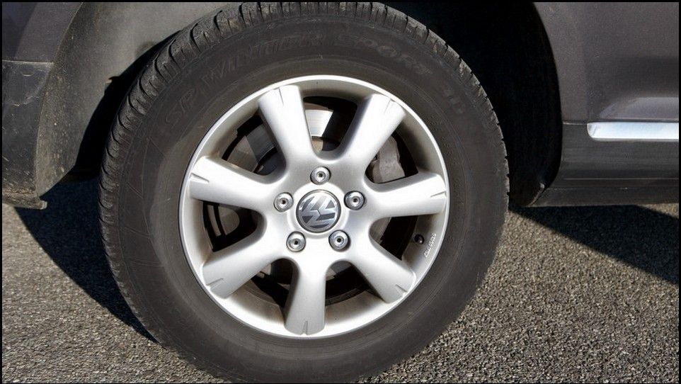 Volkswagen Touareg inspection rear left tyre and rim