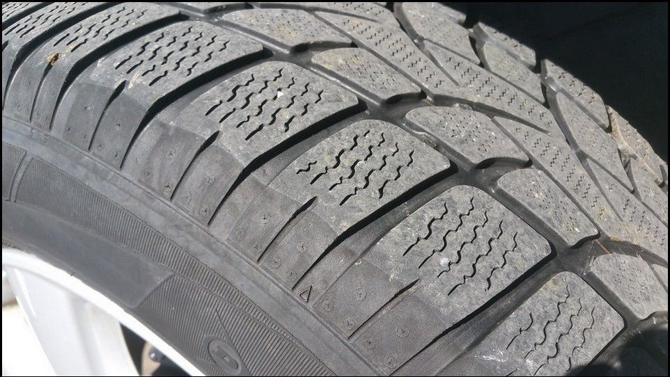 Volkswagen Touareg inspection rear left snow tyre wear indicator