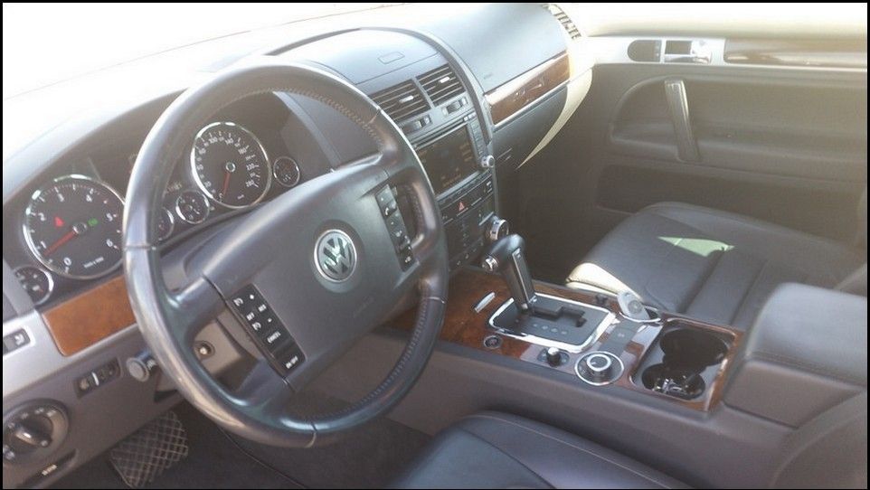 Volkswagen Touareg inspection inside dashboard left side